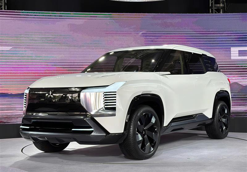 Cận cảnh xe ý tưởng Mitsubishi DST có mặt tại Việt Nam